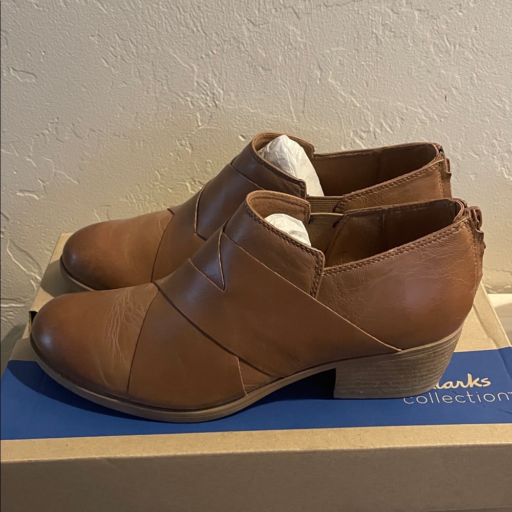 Clarks Women's Tan Ankle Boots size 9
